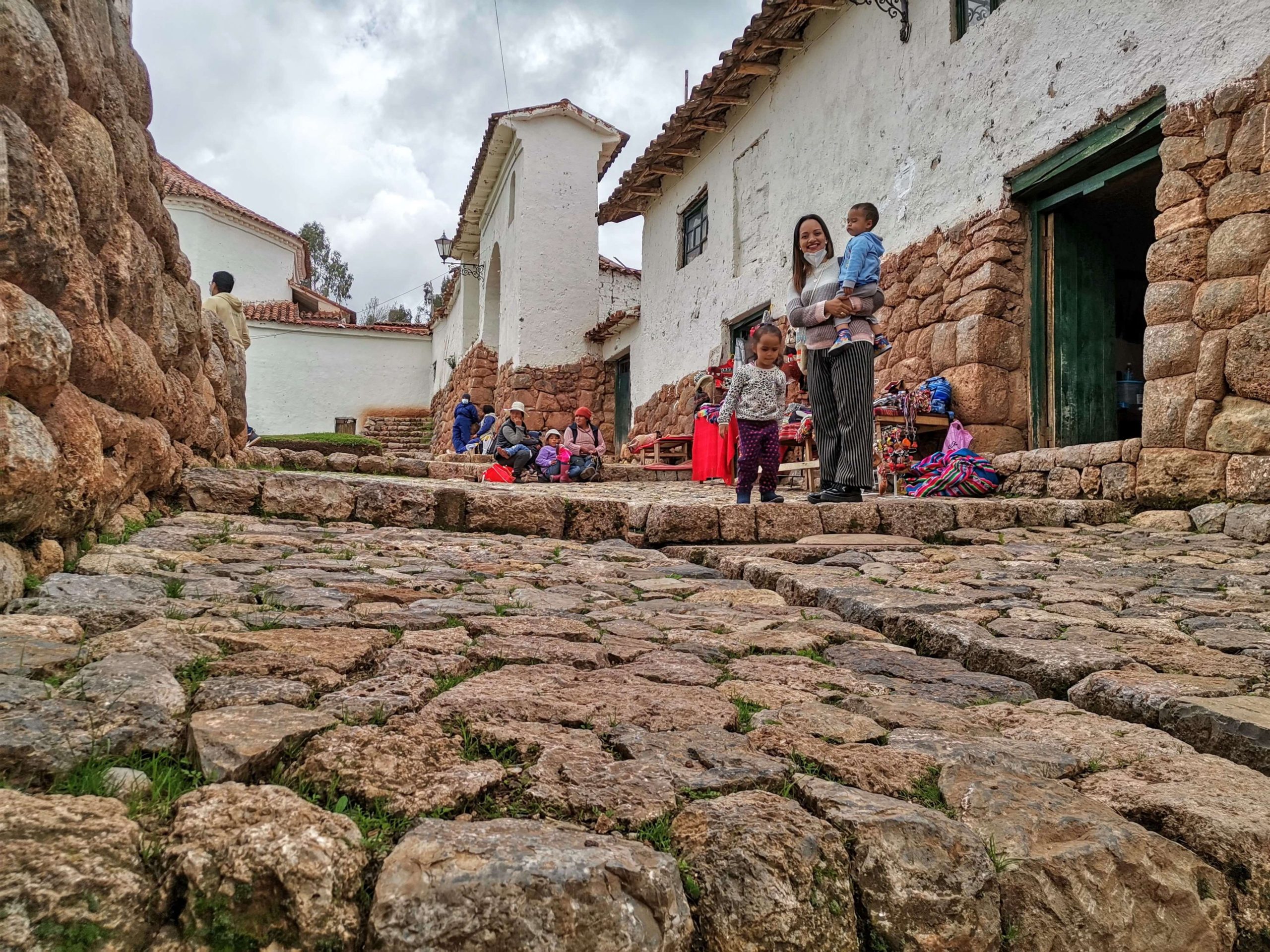 Chinchero con ninos scaled Andean Explorers Cusco