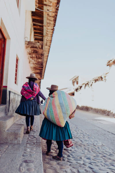mujeres caminando en cusco